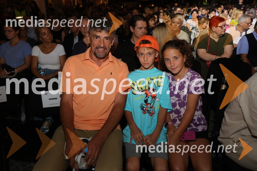 Druženje pred odpovedano baletno predstavo Romeo in Julija na Glavnem trgu v Mariboru