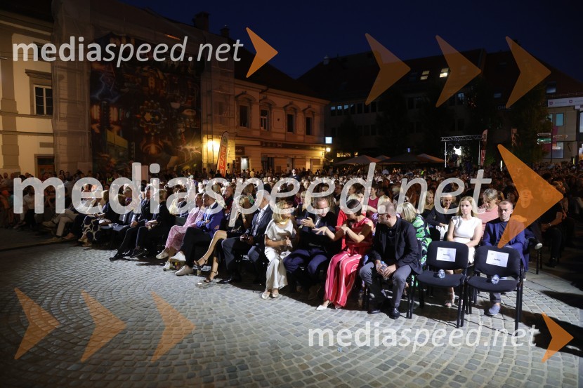 Druženje pred odpovedano baletno predstavo Romeo in Julija na Glavnem trgu v Mariboru