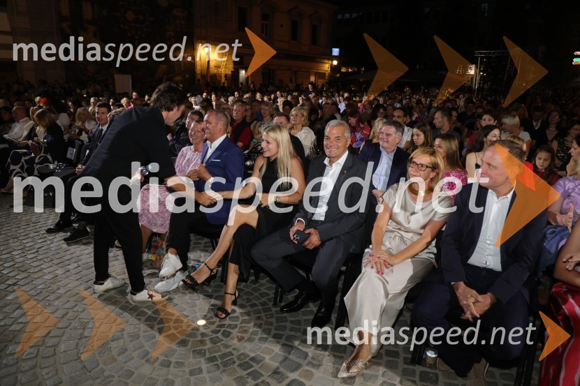 Druženje pred odpovedano baletno predstavo Romeo in Julija na Glavnem trgu v Mariboru