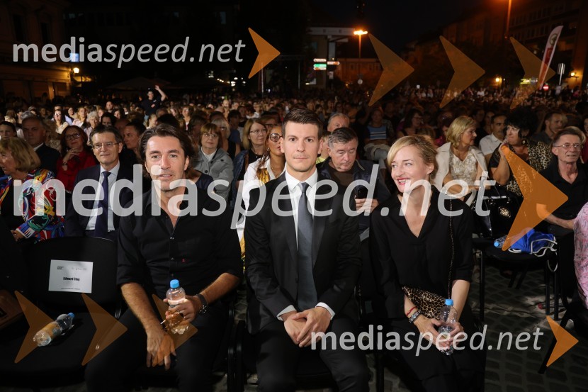  Edward Clug, umetniški direktor, Balet SNG Maribor;  Jan Kovačič, generalni sekretar, Urad predsednice Republike Slovenije;  Valentina Turcu, koreografinja in baletna solistkaDruženje pred odpovedano baletno predstavo Romeo in Julija na Glavnem trgu v Mariboru