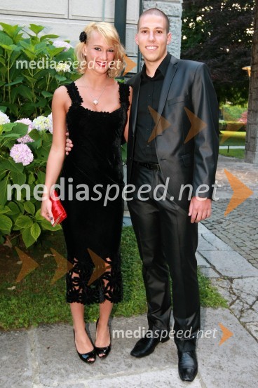 Kaja Pergar, hčerka Janeza Pergarja, predsednika upravnega odbora podjetja Kompas d.d., s spremljevalcemKresna noč 2009, Lions klub Ljubljana Iliria