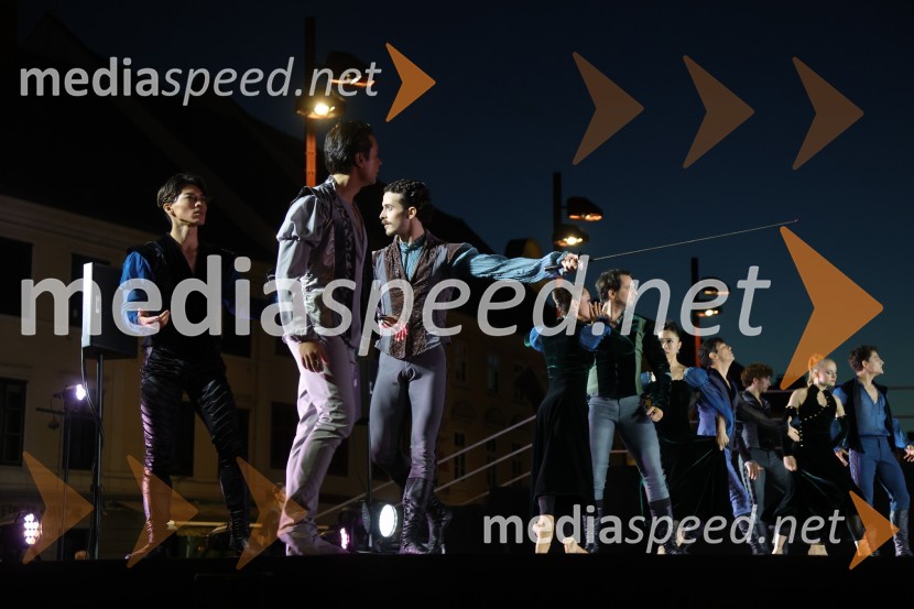 Druženje pred odpovedano baletno predstavo Romeo in Julija na Glavnem trgu v Mariboru