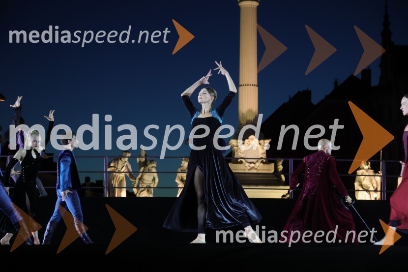 Druženje pred odpovedano baletno predstavo Romeo in Julija na Glavnem trgu v Mariboru