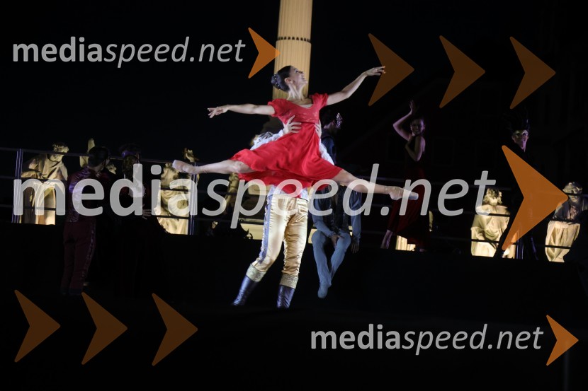  Catarina de Meneses, baletna solistkaDruženje pred odpovedano baletno predstavo Romeo in Julija na Glavnem trgu v Mariboru