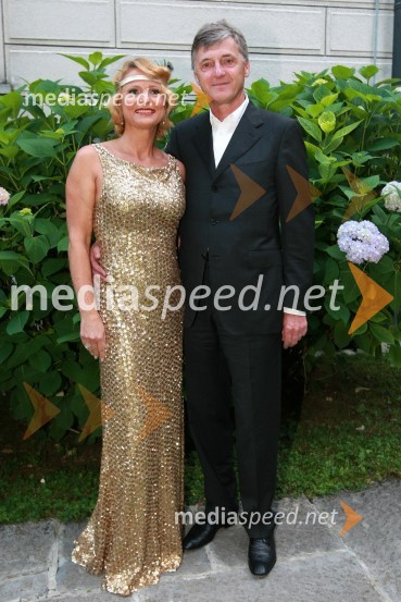 Diana Dimnik, solastnica Dermatološko medicinskega centra Dimnik - Žgavec in njen mož Tomaž

 
Kresna noč 2009, Lions klub Ljubljana Iliria