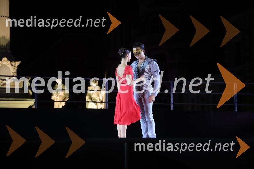  Catarina de Meneses, baletna solistka;  Ionut Dinita, baletni plesalecDruženje pred odpovedano baletno predstavo Romeo in Julija na Glavnem trgu v Mariboru