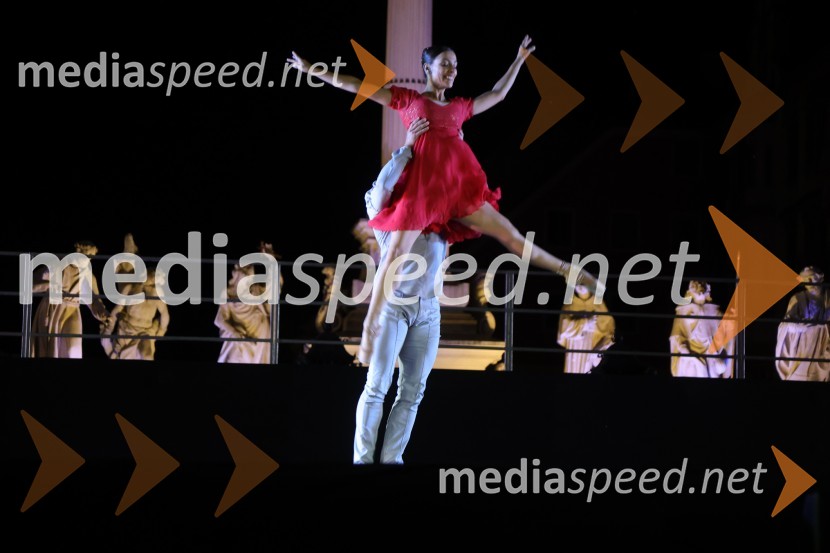  Catarina de Meneses, baletna solistkaDruženje pred odpovedano baletno predstavo Romeo in Julija na Glavnem trgu v Mariboru