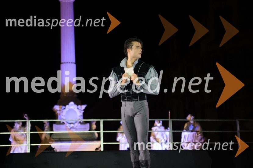  Ionut Dinita, baletni plesalecDruženje pred odpovedano baletno predstavo Romeo in Julija na Glavnem trgu v Mariboru