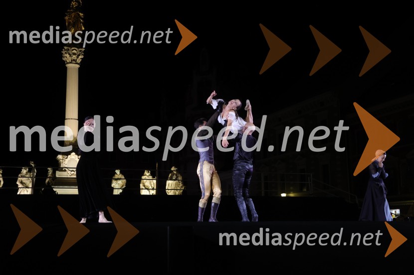 Druženje pred odpovedano baletno predstavo Romeo in Julija na Glavnem trgu v Mariboru