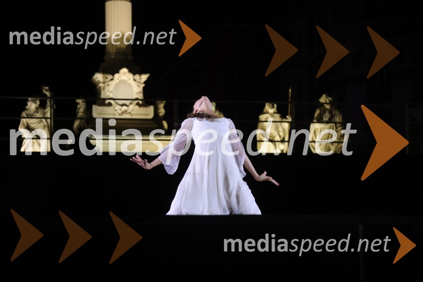  Catarina de Meneses, baletna solistkaDruženje pred odpovedano baletno predstavo Romeo in Julija na Glavnem trgu v Mariboru