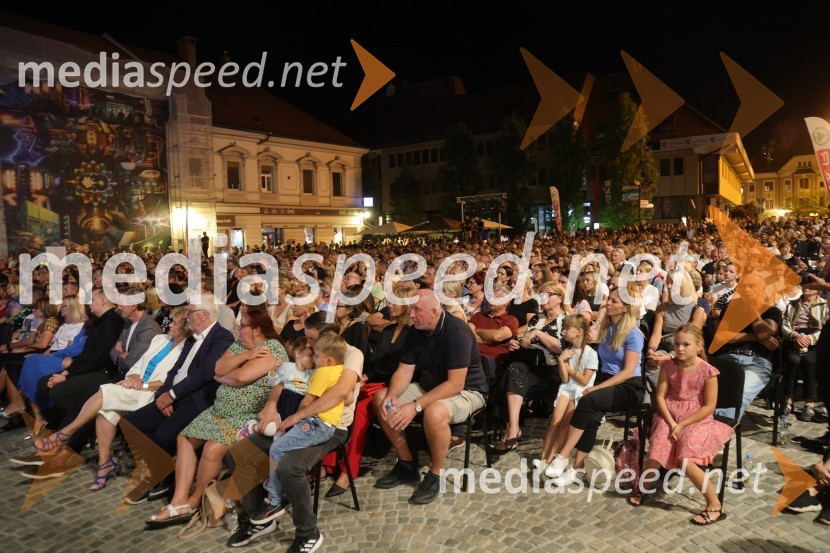 Druženje pred odpovedano baletno predstavo Romeo in Julija na Glavnem trgu v Mariboru