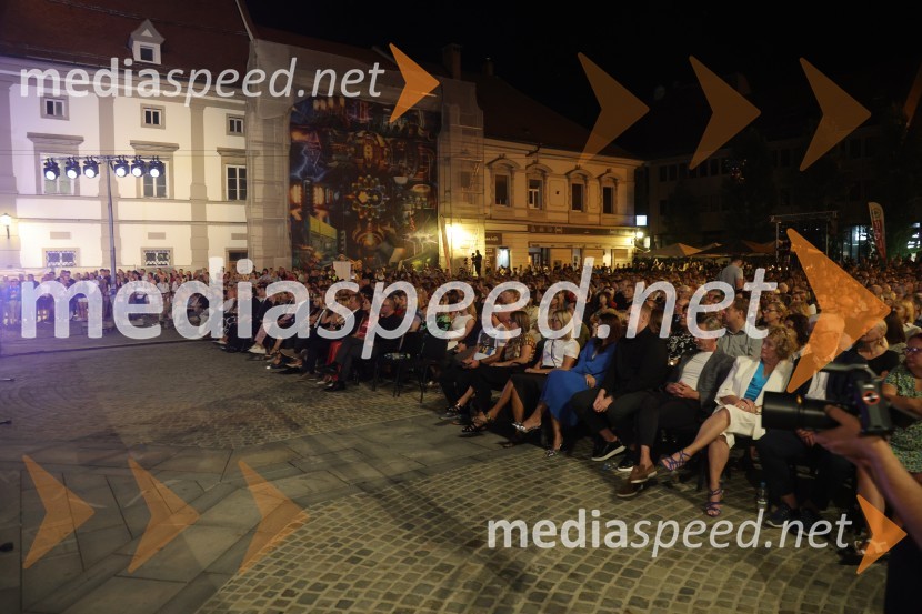 Druženje pred odpovedano baletno predstavo Romeo in Julija na Glavnem trgu v Mariboru