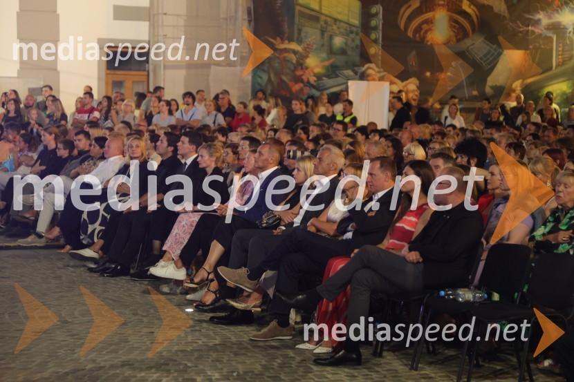 Druženje pred odpovedano baletno predstavo Romeo in Julija na Glavnem trgu v Mariboru