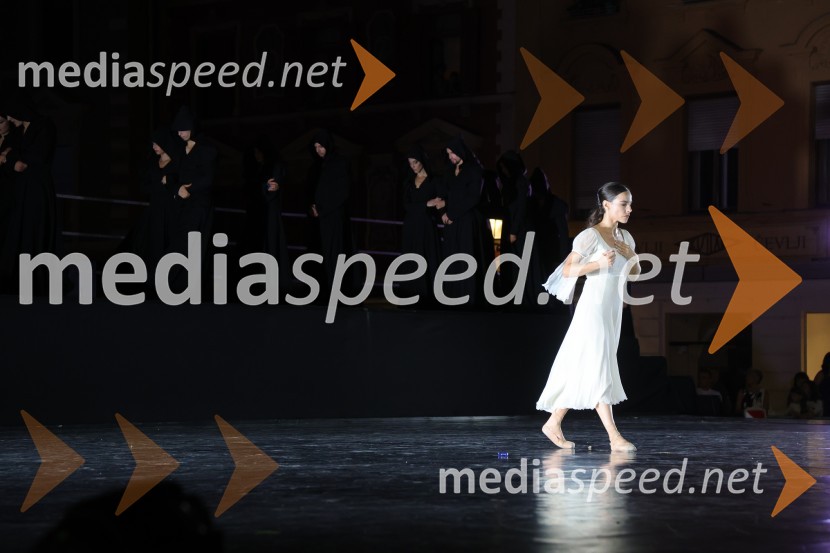  Catarina de Meneses, baletna solistkaDruženje pred odpovedano baletno predstavo Romeo in Julija na Glavnem trgu v Mariboru