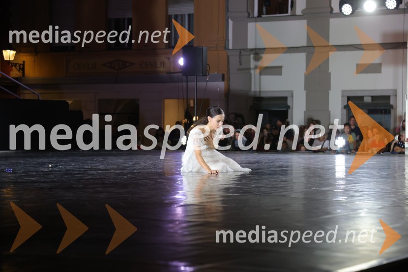  Catarina de Meneses, baletna solistkaDruženje pred odpovedano baletno predstavo Romeo in Julija na Glavnem trgu v Mariboru