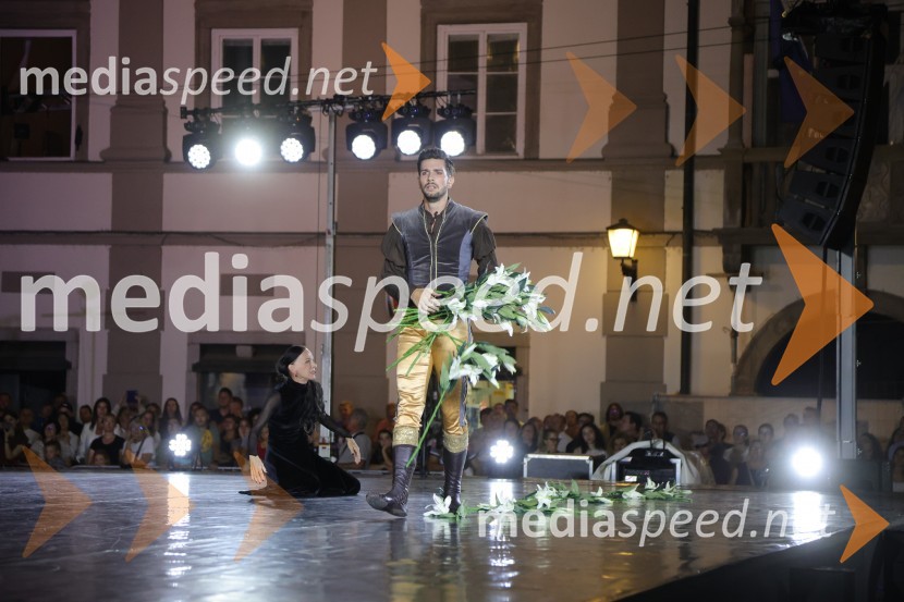 Druženje pred odpovedano baletno predstavo Romeo in Julija na Glavnem trgu v Mariboru