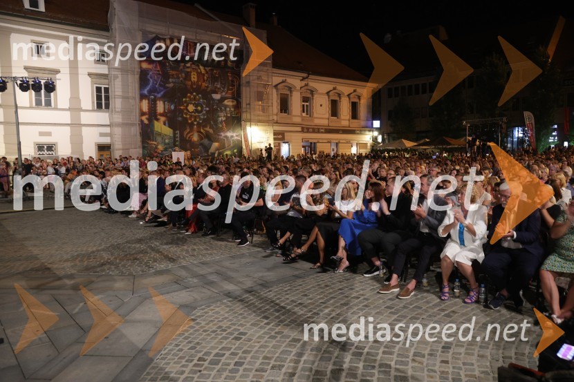 Druženje pred odpovedano baletno predstavo Romeo in Julija na Glavnem trgu v Mariboru