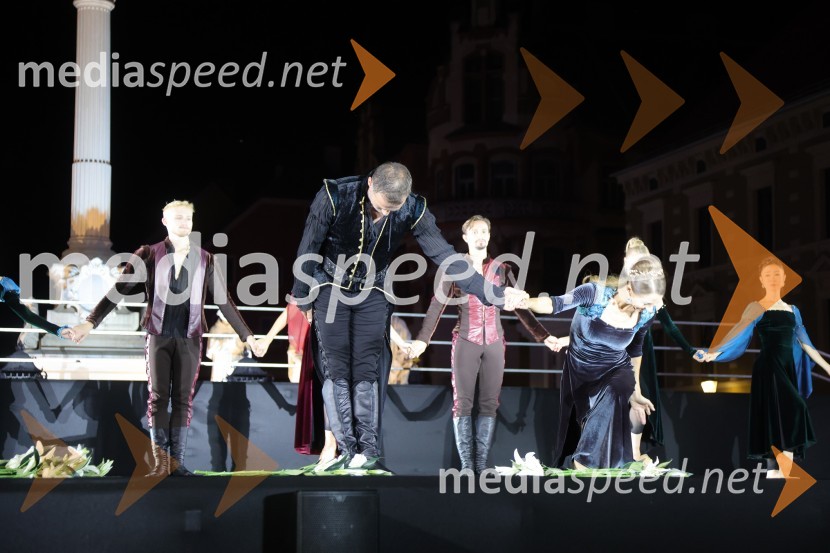  ... ;  Evgenija Koškina, baletkaDruženje pred odpovedano baletno predstavo Romeo in Julija na Glavnem trgu v Mariboru