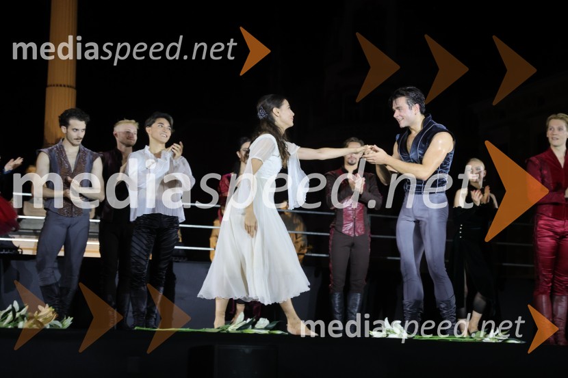  Catarina de Meneses, baletna solistka;  Ionut Dinita, baletni plesalecDruženje pred odpovedano baletno predstavo Romeo in Julija na Glavnem trgu v Mariboru