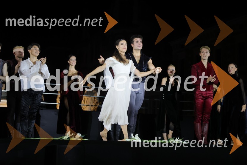  Catarina de Meneses, baletna solistka;  Ionut Dinita, baletni plesalecDruženje pred odpovedano baletno predstavo Romeo in Julija na Glavnem trgu v Mariboru