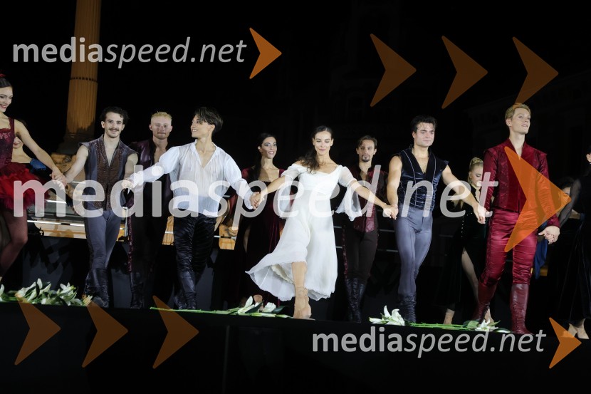  Matteo Magalotti, baletni plesalec;  Yuya Omaki, baletni solist;  Catarina de Meneses, baletna solistka;  Ionut Dinita, baletni plesalec;  Sytze Jan Luske, baletni plesalecDruženje pred odpovedano baletno predstavo Romeo in Julija na Glavnem trgu v Mariboru