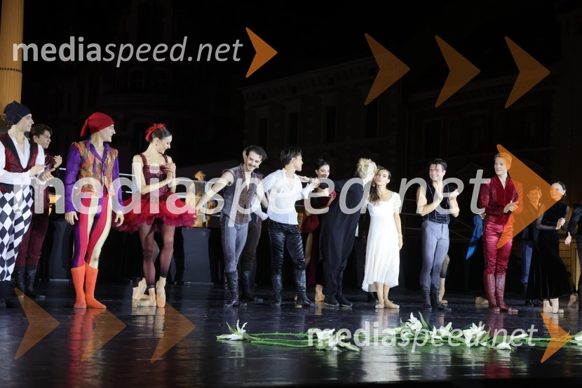 Druženje pred odpovedano baletno predstavo Romeo in Julija na Glavnem trgu v Mariboru