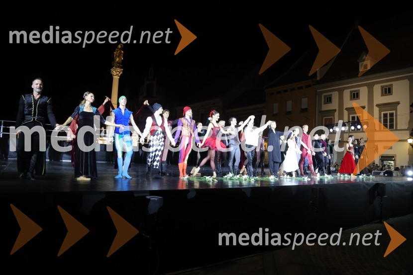 Druženje pred odpovedano baletno predstavo Romeo in Julija na Glavnem trgu v Mariboru