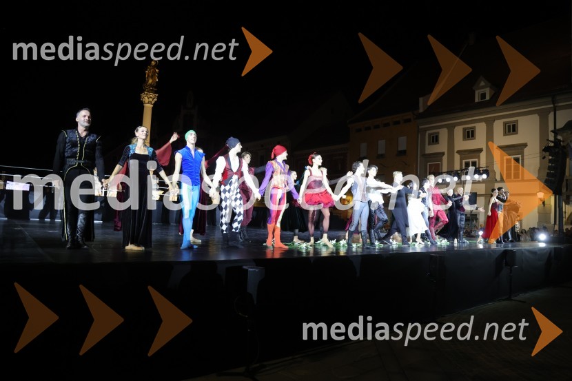 Druženje pred odpovedano baletno predstavo Romeo in Julija na Glavnem trgu v Mariboru