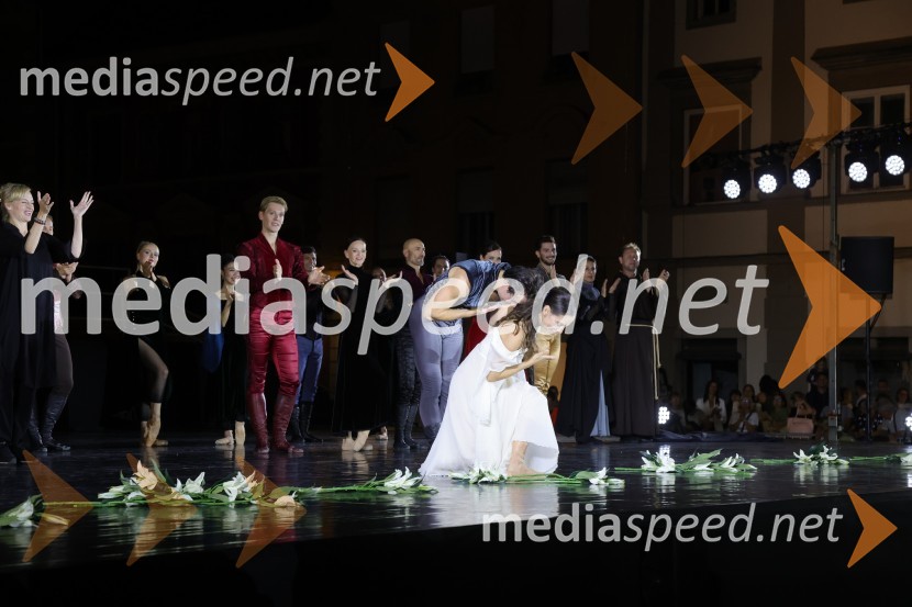  Ionut Dinita, baletni plesalec;  Catarina de Meneses, baletna solistkaDruženje pred odpovedano baletno predstavo Romeo in Julija na Glavnem trgu v Mariboru