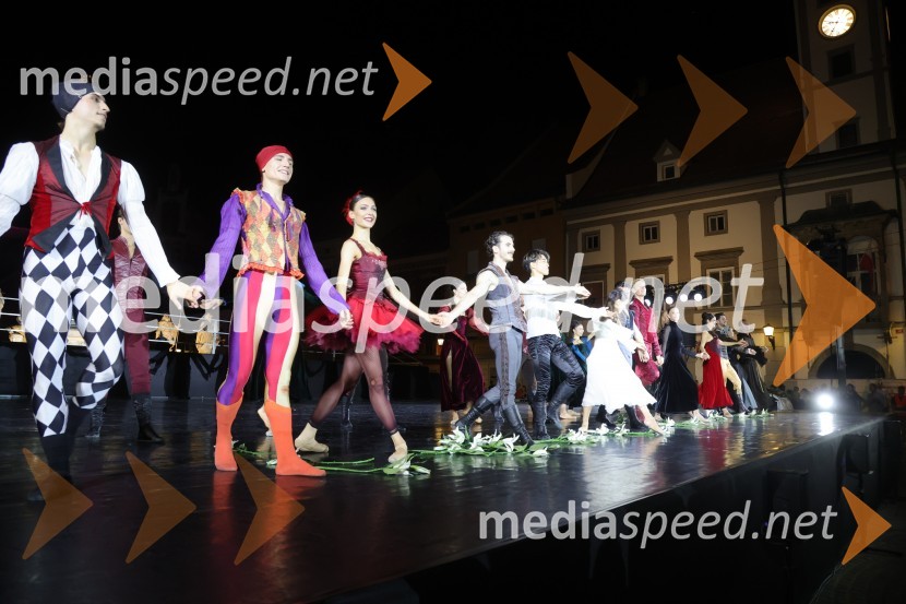 Druženje pred odpovedano baletno predstavo Romeo in Julija na Glavnem trgu v Mariboru