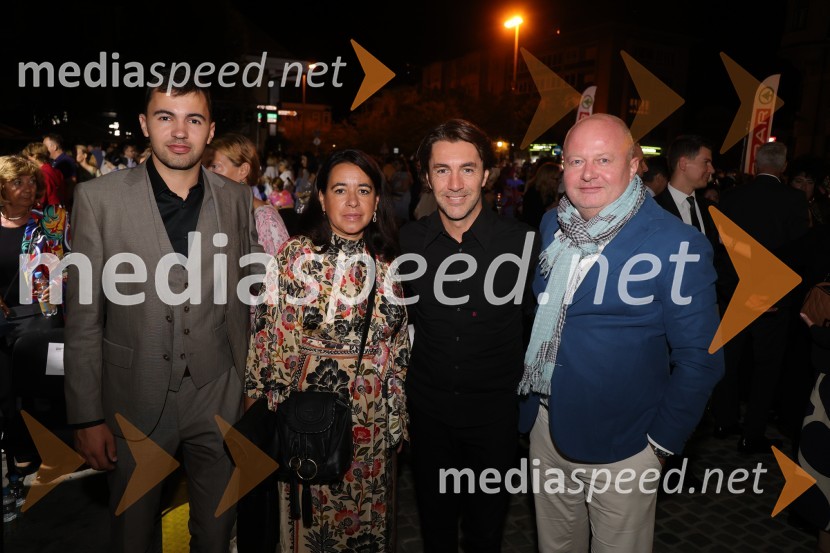  Lars Riedl;  Barbara Orozel Riedl;  Edward Clug, umetniški direktor, Balet SNG Maribor;  Tomaž Riedl, direktor Riedl GroupDruženje pred odpovedano baletno predstavo Romeo in Julija na Glavnem trgu v Mariboru