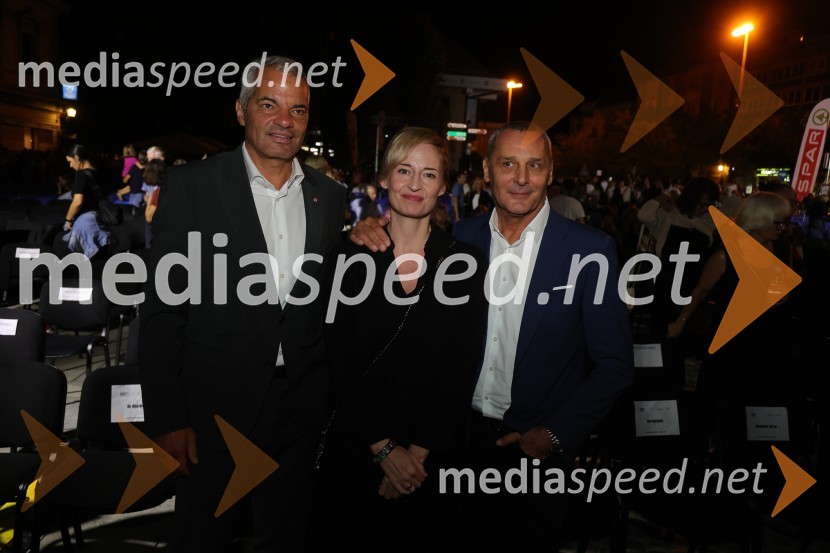  Aleksander Saša Arsenovič, župan, Mestna občina Maribor;  Valentina Turcu, koreografinja in baletna solistka;  Danilo Rošker, direktor SNG MariborDruženje pred odpovedano baletno predstavo Romeo in Julija na Glavnem trgu v Mariboru