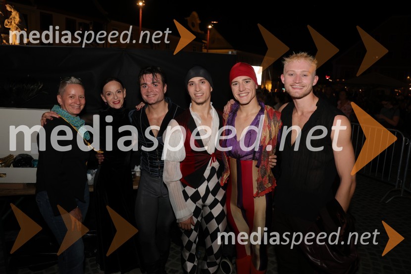  Alenka Ribič, baletna mojstrica;  Tanja Baronik, baletna solistka;  Ionut Dinita, baletni plesalec;  ... ;  Aleksandar Trenevski, baletni plesalec;  Christopher Thompson, baletni plesalecDruženje pred odpovedano baletno predstavo Romeo in Julija na Glavnem trgu v Mariboru