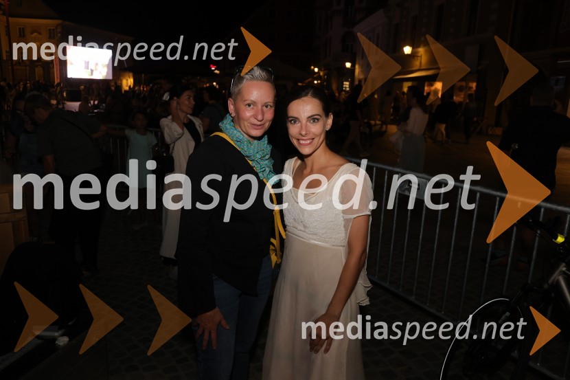  Alenka Ribič, baletna mojstrica;  Catarina de Meneses, baletna solistkaDruženje pred odpovedano baletno predstavo Romeo in Julija na Glavnem trgu v Mariboru