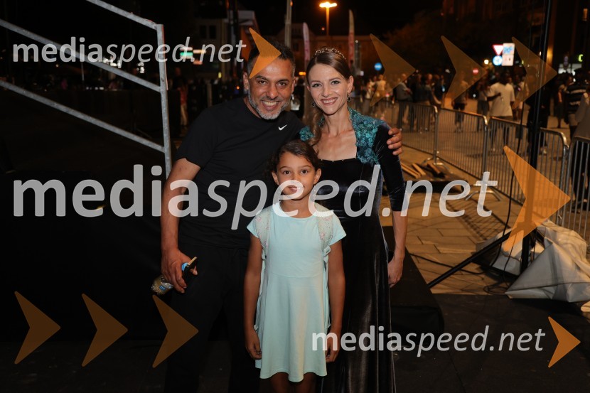  ... ;  ... ;  Evgenija Koškina, baletkaDruženje pred odpovedano baletno predstavo Romeo in Julija na Glavnem trgu v Mariboru