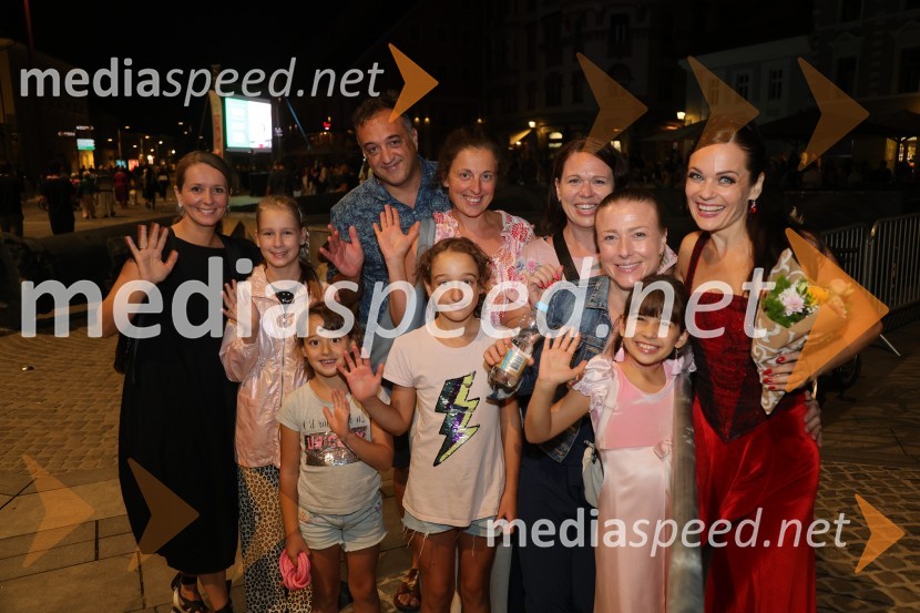  ... ;  ... ;  ... ;  ... ;  ... ;  ... ;  ... ;  ... ;  ... ;  Branka Popovici, baletna plesalkaDruženje pred odpovedano baletno predstavo Romeo in Julija na Glavnem trgu v Mariboru