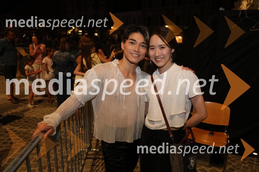  Yuya Omaki, baletni solist;  Asami Nakashima, baletna solistkaDruženje pred odpovedano baletno predstavo Romeo in Julija na Glavnem trgu v Mariboru