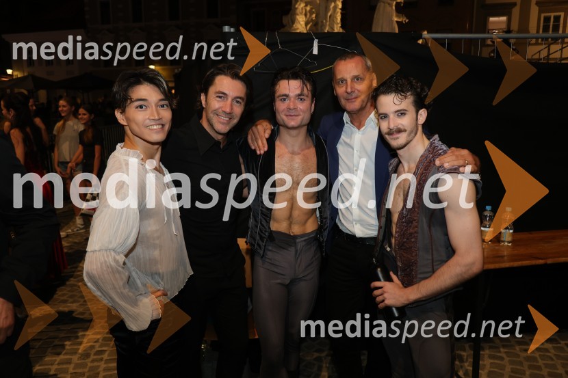  Yuya Omaki, baletni solist;  Edward Clug, umetniški direktor, Balet SNG Maribor;  Ionut Dinita, baletni plesalec;  Danilo Rošker, direktor SNG Maribor;  Matteo Magalotti, baletni plesalecDruženje pred odpovedano baletno predstavo Romeo in Julija na Glavnem trgu v Mariboru