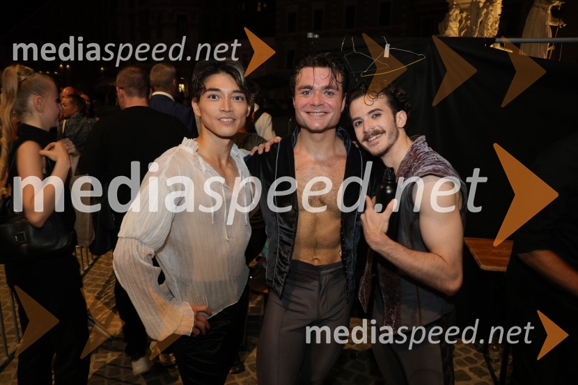  Matteo Magalotti, baletni plesalec;  Yuya Omaki, baletni solist;  Ionut Dinita, baletni plesalecDruženje pred odpovedano baletno predstavo Romeo in Julija na Glavnem trgu v Mariboru