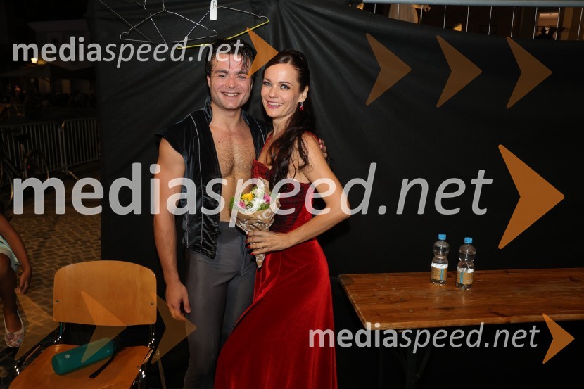  Ionut Dinita, baletni plesalec;  Branka Popovici, baletna plesalkaDruženje pred odpovedano baletno predstavo Romeo in Julija na Glavnem trgu v Mariboru