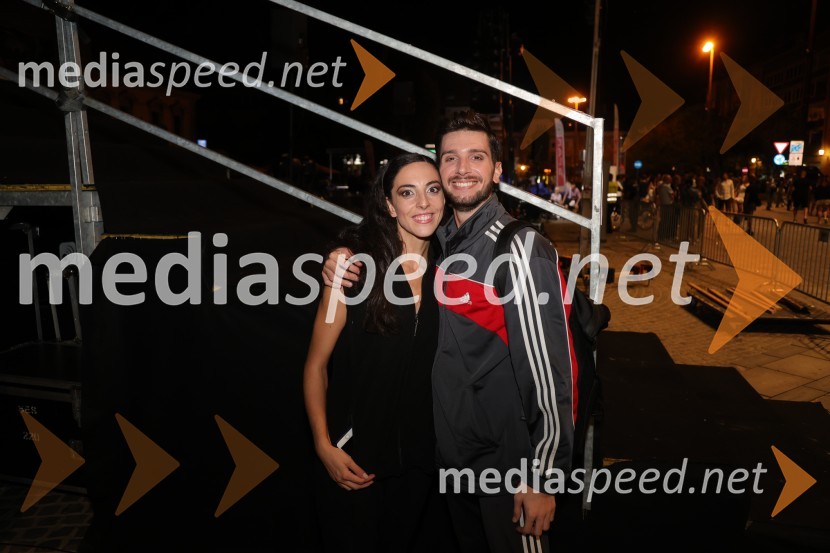  Beatrice Bartolomei, baletna plesalka;  Lucio Mautone, baletni plesalecDruženje pred odpovedano baletno predstavo Romeo in Julija na Glavnem trgu v Mariboru