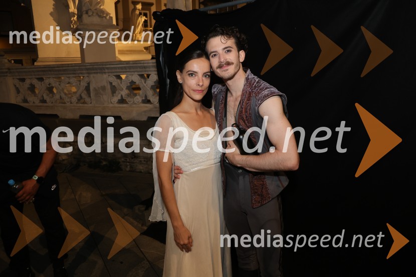  Catarina de Meneses, baletna solistka;  Matteo Magalotti, baletni plesalecDruženje pred odpovedano baletno predstavo Romeo in Julija na Glavnem trgu v Mariboru