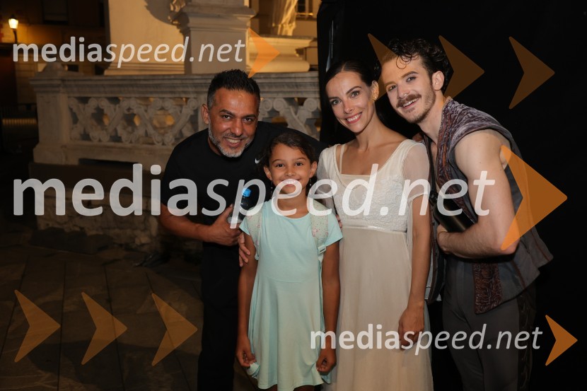  ... ;  ... ;  Catarina de Meneses, baletna solistka;  Matteo Magalotti, baletni plesalecDruženje pred odpovedano baletno predstavo Romeo in Julija na Glavnem trgu v Mariboru