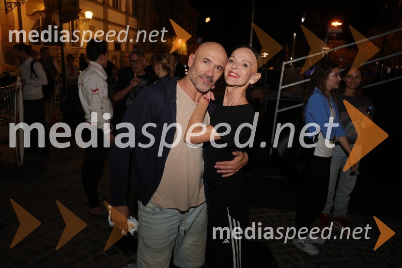  Sergiu Moga, baletni solist;  Tanja Baronik, baletna solistkaDruženje pred odpovedano baletno predstavo Romeo in Julija na Glavnem trgu v Mariboru