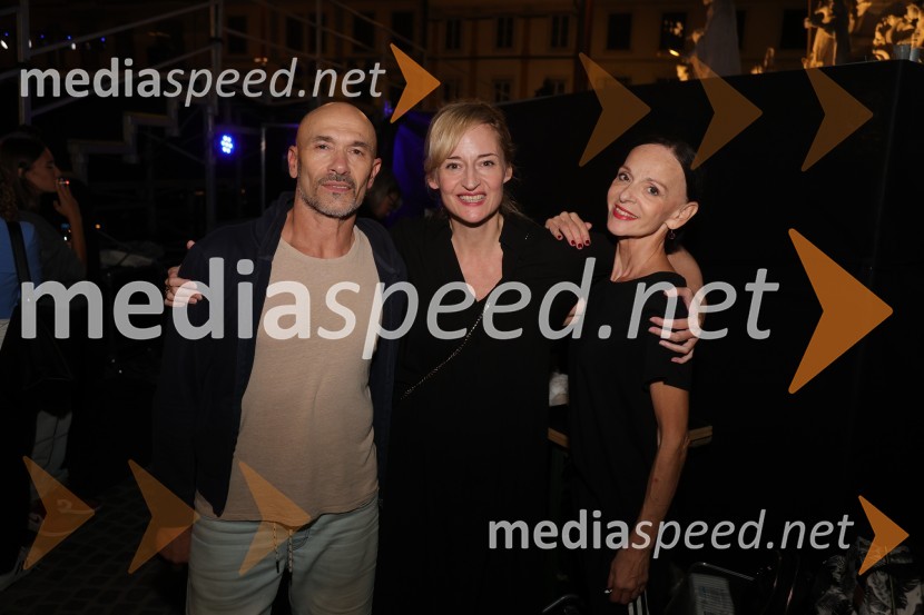  Sergiu Moga, baletni solist;  Valentina Turcu, koreografinja in baletna solistka;  Tanja Baronik, baletna solistkaDruženje pred odpovedano baletno predstavo Romeo in Julija na Glavnem trgu v Mariboru