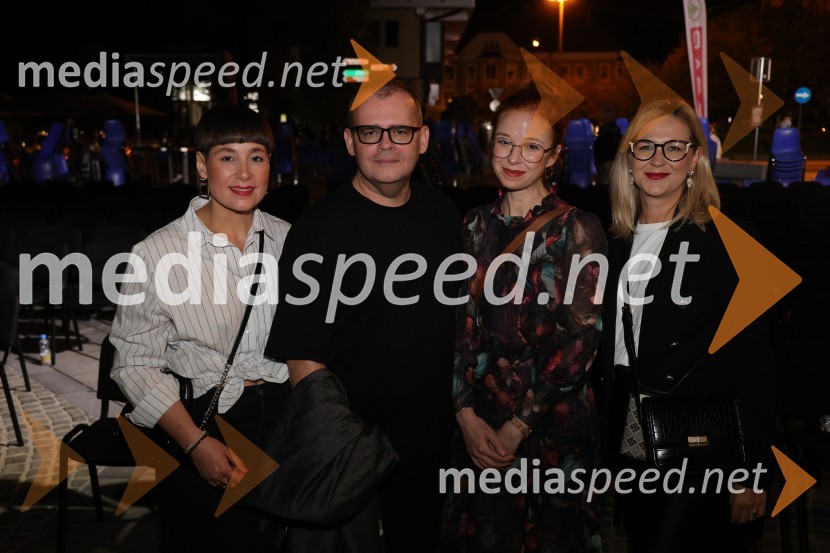  ... ;  Alan Kavčič, predstavnik za odnose z javnostmi SNG Maribor;  ... ;  ... Druženje pred odpovedano baletno predstavo Romeo in Julija na Glavnem trgu v Mariboru