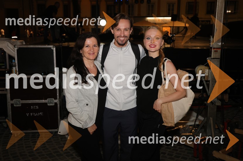  Irena Ferk, operna pevka;  Davide Buffone, baletni plesalec;  Mina Radaković, baletna plesalkaDruženje pred odpovedano baletno predstavo Romeo in Julija na Glavnem trgu v Mariboru