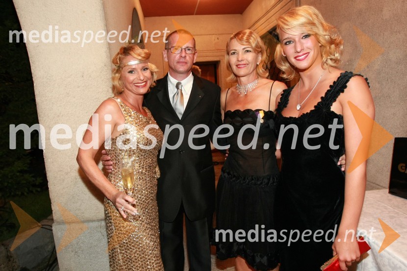 Diana Dimnik, solastnica Dermatološko medicinskega centra Dimnik - Žgavec, Bojan Brank, direktor DHL, Nevenka Črešnar Pergar, lastnica in direktorica podjetja NP Consulting  in njena hčerka KajaKresna noč 2009, Lions klub Ljubljana Iliria