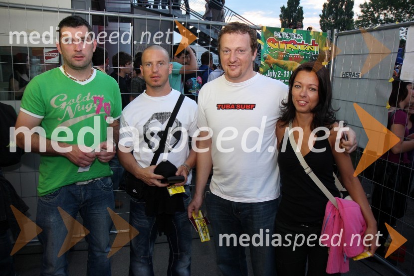 ..., Rene Mlekuž, nekdanji alpski smučar, Drago Grubelnik, nekdanji alpski smučar in njegovo dekle Sejada MusičPiše se leto 2009