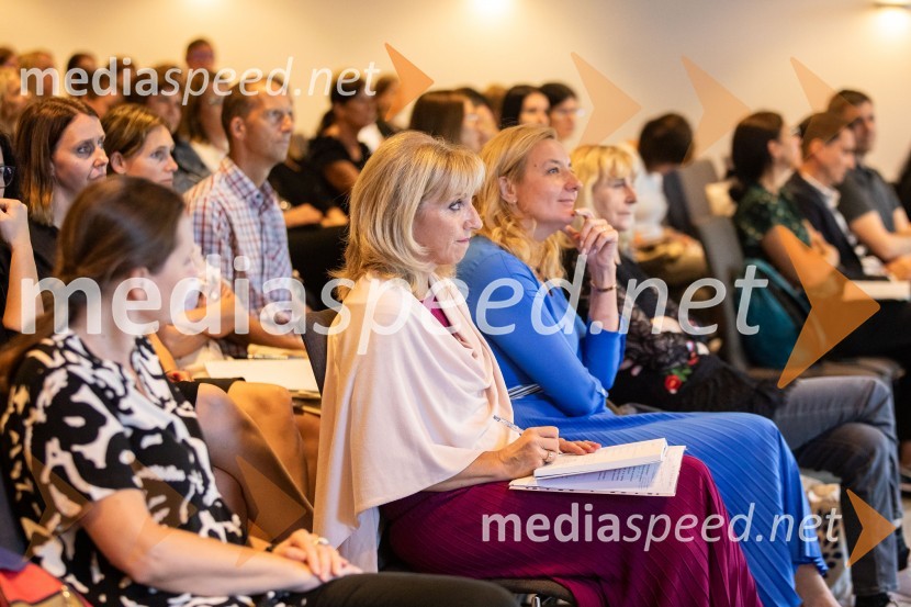  Janja Bogataj, predsednica, Skupnost vrtcev Slovenije; dr. Alenka Kepic Mohar, glavna urednica Mladinske knjige in direktorica Cankarjeve založbeStrokovno srečanje ravnateljic in ravnateljev vrtcev